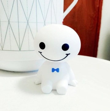 МАСКОТ, ДВИЖУЩИЙ ГОЛОВУ НА ИГРУШКЕ U КОКПИТА