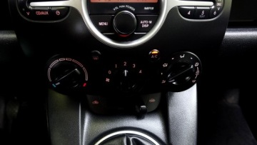 Mazda 2 II Hatchback 5d 1.3 86KM 2009 Mazda 2 .. Klimatyzacja .. 2 komplety kół .. Kontrola trakcji .., zdjęcie 17