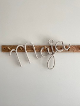 Любая надпись имени ребенка на стене, 4 буквы Леон.