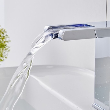 серебряный светодиодный смеситель для умывальника Cascade Waterfall