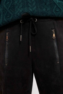 Dresowe spodnie z zapinanymi kieszeniami S od MOOD