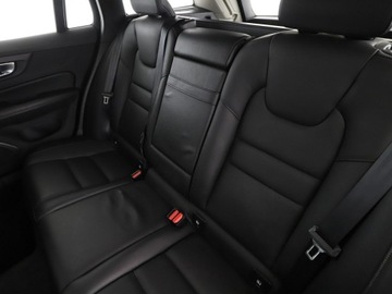 Volvo V60 I Kombi Facelifting 2.0 D4 DRIVE-E 190KM 2018 Volvo V60 2.0 D4 Automat Momentum Nawigacja, zdjęcie 16