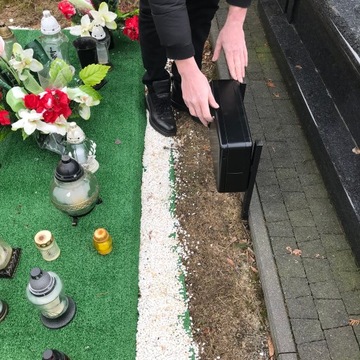 Металлический ящик для кладбища с рамкой.