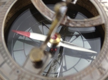 Латунный компас и солнечные часы на деревянной основе NC2865