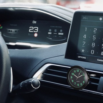 Часы на приборной панели автомобиля.Цифровые автомобильные часы.