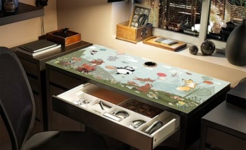 Защитный настольный коврик Ikea, на котором ребенок может писать.