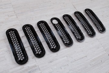 JEEP WRANGLER JK 2007-2018 VLOŽKY MASKA ČERNÉ ABS Z OTVOREM POD ZÁMEK