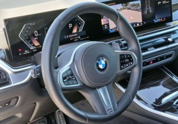 BMW X5 G05 SUV Facelifting 3.0 30d 298KM 2025 BMW X5 xDrive30d M Sport M sport HAK Szyby akustyczne Asystenci kamery360, zdjęcie 25
