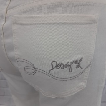 Spodnie DESIGUAL biały jeans z haftem 26