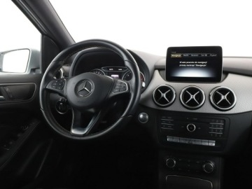 Mercedes Klasa B W246 Sports Tourer Facelifting 1.5 180 d 109KM 2017 Mercedes B 180 automat full LED navi klima, zdjęcie 15