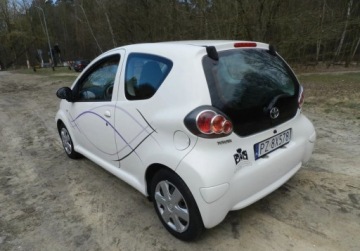 Toyota Aygo I Hatchback 3d 1.0 VVT-i 68KM 2010 Toyota Aygo sliczna mala tania niezawodna BEZ RDZY klima Benzyna 68KM, zdjęcie 3
