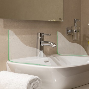 Акриловый угловой брызговик для ванны и душа.