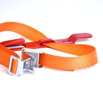 Ремешок для огнетушителя с металлической застежкой.