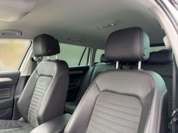 Volkswagen Passat B8 Variant Facelifting 2.0 TDI SCR 150KM 2023 Volkswagen Passat TDI 150KM Elegance LED Matrix Nawigacja Martwe pole, zdjęcie 11