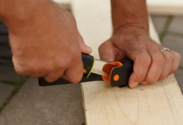 FISKARS CRAFT НОЖ ВСТРОЕННАЯ ТОЧИЛКА 1023620