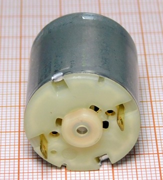 Двигатель JOHNSON 12 В, ось 2 мм BOSCH [105]B