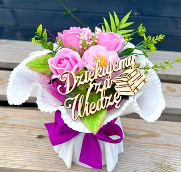 Букет из махровых и мыльных роз для учителя.