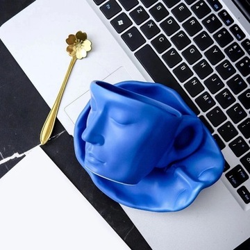 Новая кружка с рисунком человеческого лица. Абстрактное синее искусство.