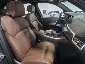BMW X5 G05 2023 BMW X5 M50i 2023 4.4 Benzyna 523KM, zdjęcie 9