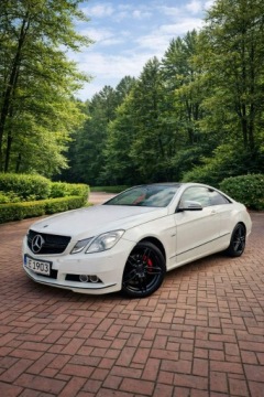 Mercedes Klasa E W212 Coupe 200 CGI BlueEFFICIENCY 184KM 2010 Mercedes E 200 Coupe Avantgarde Automat Kamera Nav