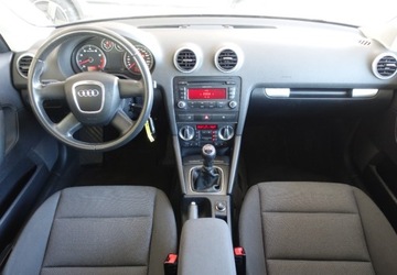 Audi A3 8P Hatchback 3d 1.6 102KM 2010 Audi A3 1.6 MPI 102KMLiftKlimatronikNiski przebieg 1.6 Benzyna 102KM, zdjęcie 16