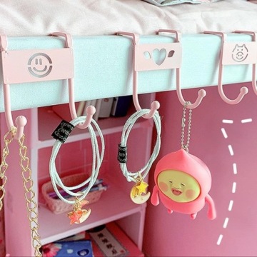 Двойная дверная вешалка с белым крючком с узором, висящая на двери