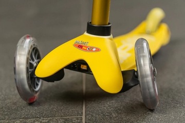 Mini Micro Deluxe / Желтый скутер