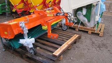 Полуоткрытая подметальная машина для песка и снега Kubota