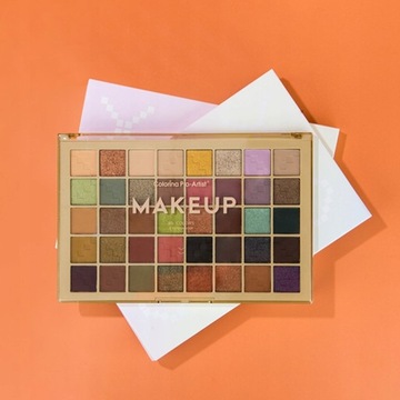 Smokey makeup with 40-color eyelid shadow plate