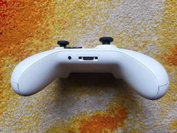 Xbox One Pad White — в очень хорошем состоянии.
