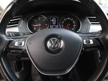 Volkswagen Passat B8 Variant 1.6 TDI BlueMotion SCR 120KM 2017 VW Passat 1.6 TDI, Klima, Klimatronic, Parktronic, zdjęcie 15