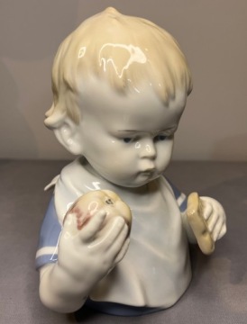 Статуэтка РЕБЕНОК С ЯБЛОКОМ И КРЕКЕРОМ Metzler & Ortloff подписана инициалами