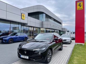 Maserati Levante 3.0 V6 GDI 350KM 2017 Maserati Levante 3.0 benz 349KM 2017r czarny- czerwone wnętrze Stan idealny, zdjęcie 2
