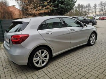 Mercedes Klasa A W176 Hatchback 5d Facelifting 180 122KM 2017 Mercedes A 180 1,6 16v 122KM Klimatronik Navigacja, zdjęcie 4