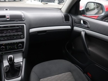 Skoda Octavia II Hatchback Facelifting 1.6 TDI CR DPF 105KM 2012 Skoda Octavia 1.6 TDI, Klima, Klimatronic, zdjęcie 7
