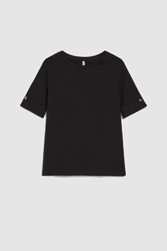 Gładki t-shirt z podwijanymi rękawami czarny 46 od MOODO