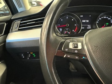 Volkswagen Passat B8 Variant 2.0 TDI BlueMotion SCR 150KM 2018 Volkswagen Passat R Line B8 grzane fotele i kierownica kamera hak, zdjęcie 11