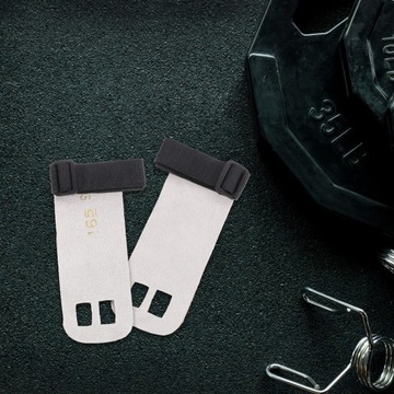 Наручная защита снабжена перчатками с ремешком на запястье.