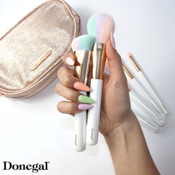 Donegal Кисть для макияжа для пудры, румян, бронзатора и хайлайтера.