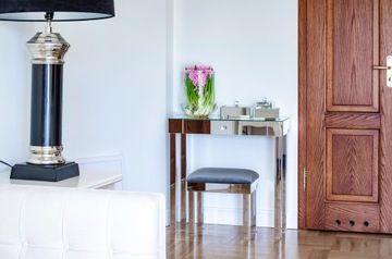 Эксклюзивная зеркальная консоль в хромированной рамке.