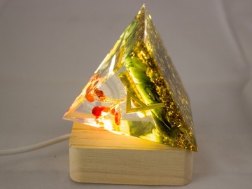 СВЕТЯЩАЯСЯ СВЕТОДИОДНАЯ USB ПОДСТАВКА ДЛЯ ФИГУР ПИРАМИДА, ПОДСВЕТКА, 6х6 см