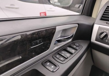 Chrysler Grand Voyager 2.8 CRD 163KM 2010 Chrysler Grand Voyager 2010r, 2.8 DIESEL. AUTOMAT. Uszkodzony tyl. Jezdzi, zdjęcie 16