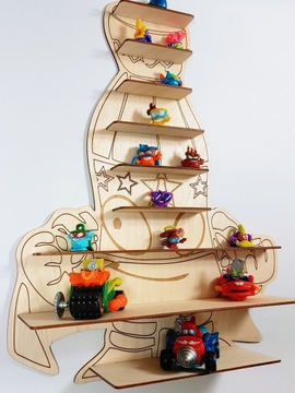 Полка, книжный шкаф, фигурки ZINGS/THINGS, бутылка Fizzer.