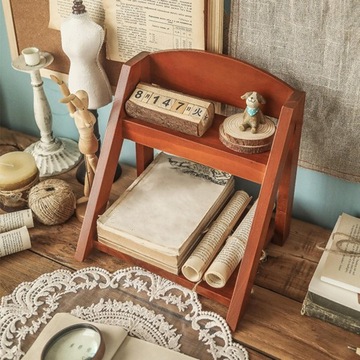 Деревянные подставки, чашки, книги, деревянные полки