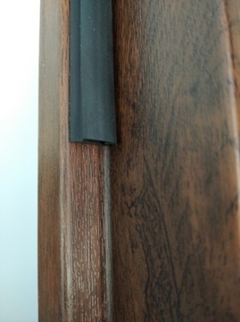 Уплотнитель дверного полотна наклеен на двери Дельта