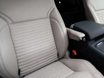 Land Rover Discovery V Terenowy Facelifting 3.0D I6 249KM 2025 Discovery V D250 Dynamic SE 3.0 (249KM) 2025, zdjęcie 6