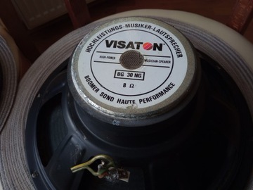 Два динамика диаметром 30 см.