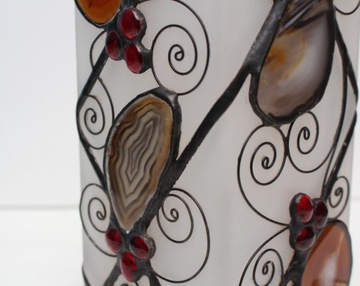 Ночник из молочного стекла, украшенный агатами.