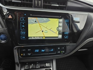 Toyota Auris II Hatchback 5d Facelifting 1.8 Hybrid 136KM 2017 Toyota Auris 1,8 Hybryda 136KM automat kamera, zdjęcie 12