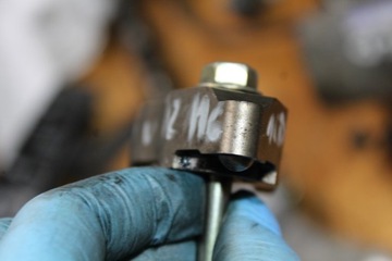 КРЕПЛЕНИЕ ДЕРЖАТЕЛЯ ИНЖЕКЦИОННОГО ЛОТКА TOYOTA 2.0 D4D 1CD